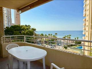 Apartament a Playa Poniente. Apartamento en primera línea de playa en benidorm con vistas pan