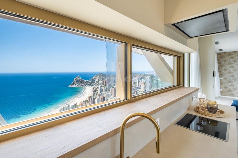 Foto fae0a9cc-61aa-4ed3-887f-3a9131315620. Àtic amb aparcament piscina a Playa Poniente Benidorm