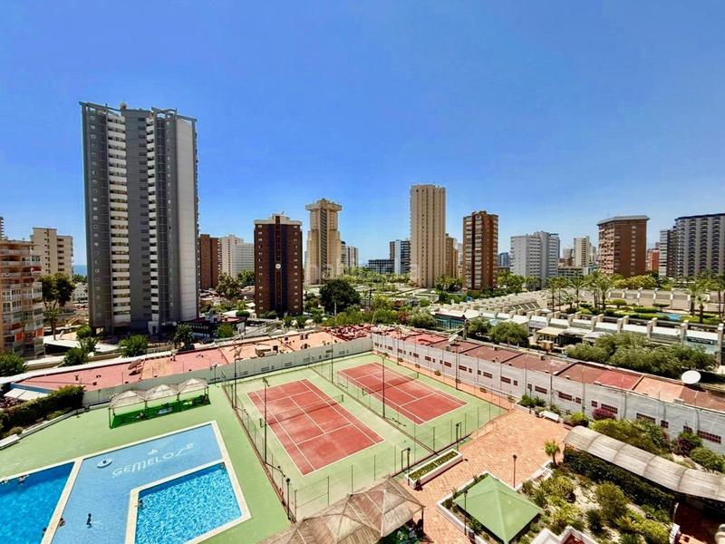 Foto f4626bee-bc45-48da-9237-394ea48b6914. Autoparkplatz in Levante Alto Benidorm