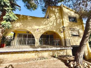 Chalet à Foietes. Chalet en benidorm con piscina y patio privado a solo 820 metros