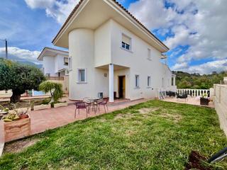 Chalet en Escandinavia-Cautivador. Gran chalet de 2 plantas en alfaz del pi  una oportunidad única