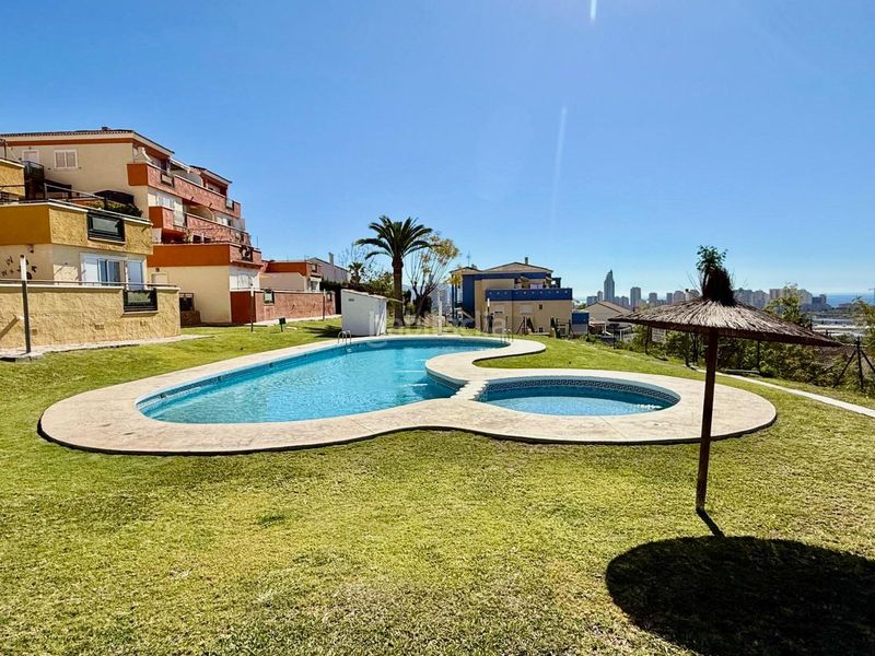 Foto 6de95e25-f7b7-48a8-8da2-59acee3bb581. Àtic amb aparcament piscina a balcón de Finestrat-terra marina Finestrat