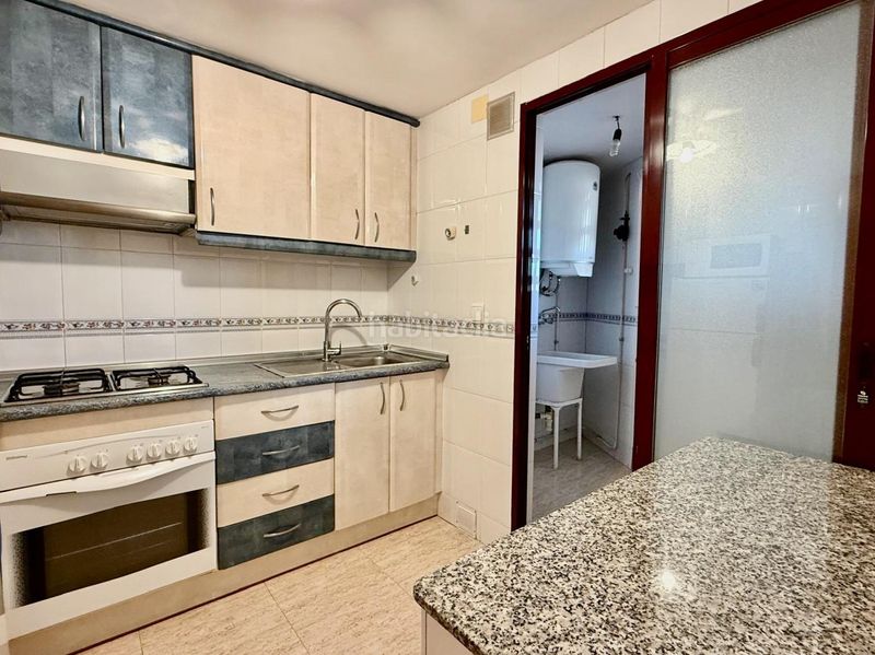 Foto 808dce68-5cc4-41da-a39b-5118f552c800. Apartament amb calefacció aparcament piscina a Playa Poniente Benidorm
