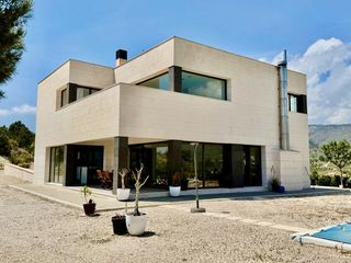 Chalet in Relleu. Espectacular villa de lujo con piscina privada y vistas al paisa