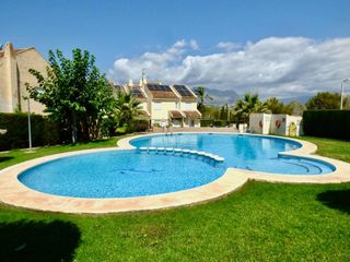 Chalet in Sierra Helada. Exclusivo chalet con garaje, jardín y piscina comunitaria en sie