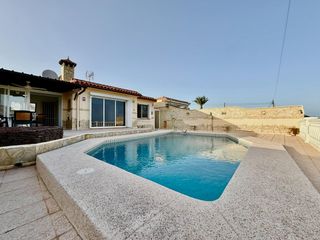 Xalet a Pueblo-Ubanizaciones. Amplio chalet de 182 m2 con vistas al mar y piscina privada en l