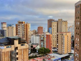 Piccolo appartamento in Levante Alto. Piso con 2 dormitorios, vistas al mar y piscinas cubierta y exte