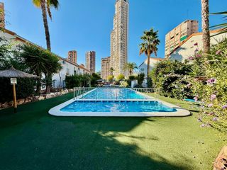 Casa a Rincón Bajo. Bungalow de 2 dormitorios con piscina comunitaria y patio a 500