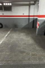 Aparcament cotxe  Carrer de guifr. Plaza de parking para coche en calle guifre