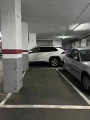 Aparcament cotxe  Carrer de la conquista. Parking para coche mediano