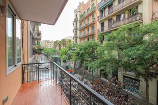 Pis  De jaume fabra. Piso luminoso  con ascensor y terraza en venta