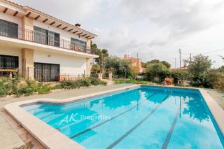 Casa  Avinguda patag�nia. Exclusiva casa unifamiliar reformada con gran parcela, piscina y