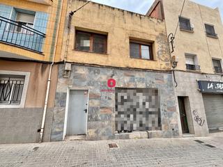 Edifici  Avinguda de lloreda. Edificio multiusos en el barrio de lloreda