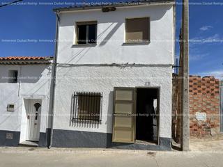 Casa a Castilla y leon 18. Casa con patio y bodega muy arreglada en arabayona de mógica