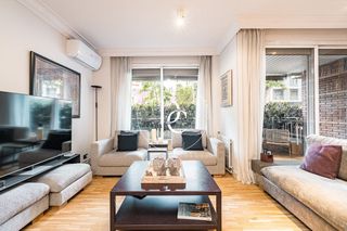 Flat  Via augusta. Piso de lujo de 214 m2 con terraza en venta en les tres torres,