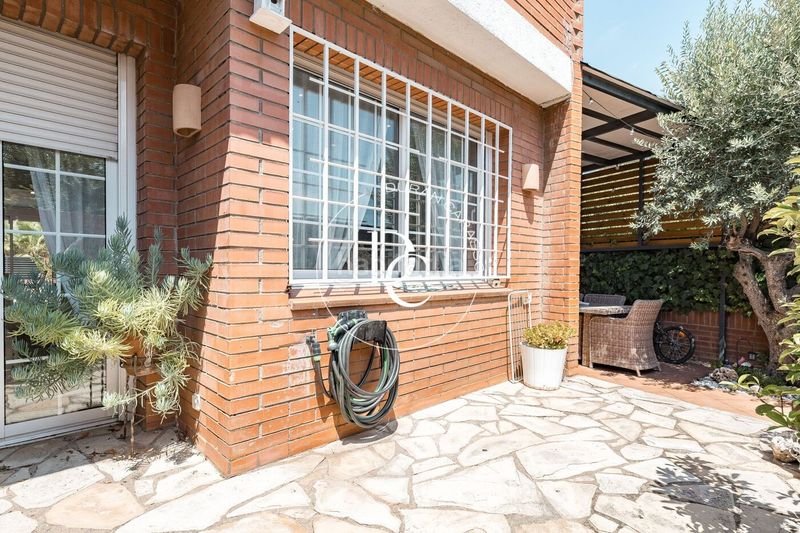 Foto b12317ae-f490-489b-9478-74e9d0328c44. Casa amb calefacció aparcament a Centre Sant Joan Despí