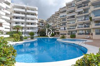 Etagenwohnung in Marina Botafoc-Talamanca. Piso de 120 m2 con piscina, vistas y terraza en venta en marina