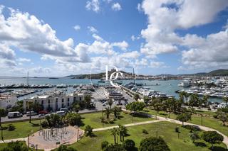 Pis a Marina Botafoc-Talamanca. Piso de lujo de 321 m2 con piscina, vistas y terraza en venta en