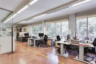 Bureau  Carrer de joan güell. Oficina de 223 m2 en venta en les corts, barcelona