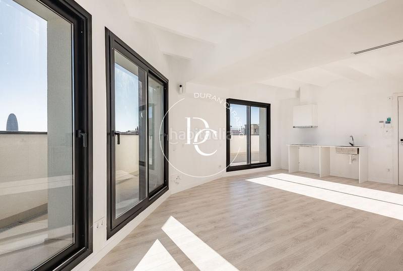 Foto 3d69554f-e07d-4aab-8a94-4372da5d9f5f. Ático  de 80 m2 con vistas y terraza en venta en navas, en Barcelona