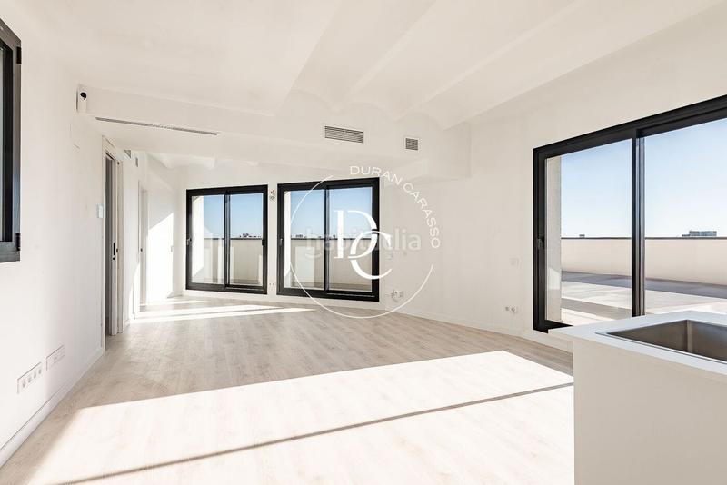 Foto 42ed2b08-fe96-4dc8-8341-6d211ec286d3. Ático  de 80 m2 con vistas y terraza en venta en navas, en Barcelona