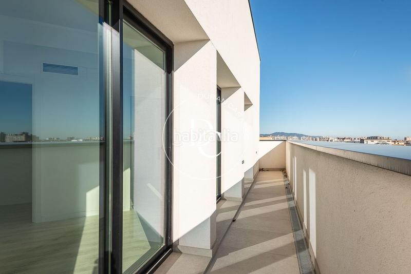 Foto b03e30ea-014f-41c6-b721-7aa6687be9ca. Ático  de 80 m2 con vistas y terraza en venta en navas, en Barcelona