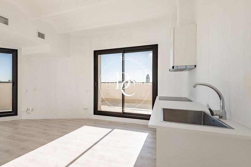 Foto d7535d77-f06b-4de5-8ded-bf79a5cf738a. Ático  de 80 m2 con vistas y terraza en venta en navas, en Barcelona