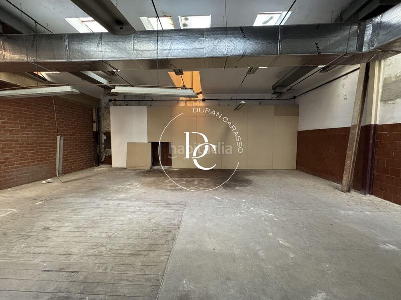 Foto b4bf2f6b-a239-4992-b336-f1a5eb5c66a2. Local comercial a Sant Antoni Barcelona