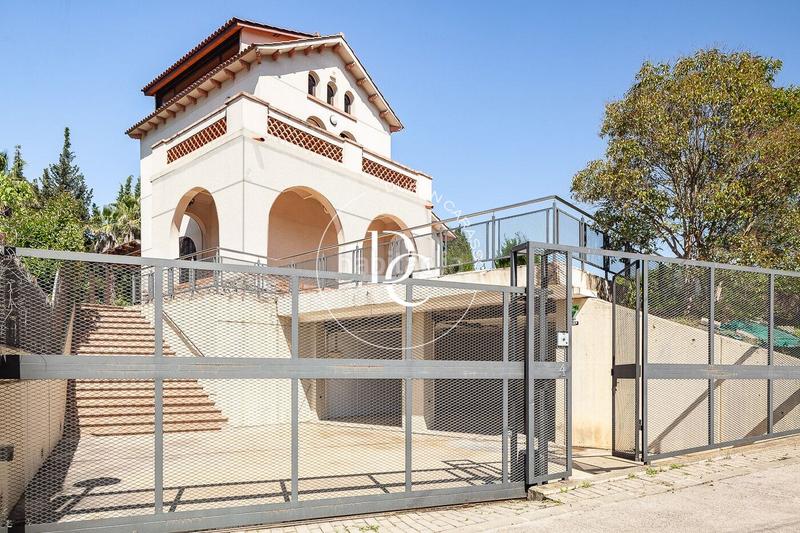 Foto f1194d4f-1854-4e10-bf50-359a3311ae22. Casa  de lujo de 344 m2 con piscina en venta en Sant Cugat del Vallès