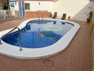 Xalet a Los Collados-Los Geraneos. Chalet en todosol con piscina rodeado de jardín sobre parcela de