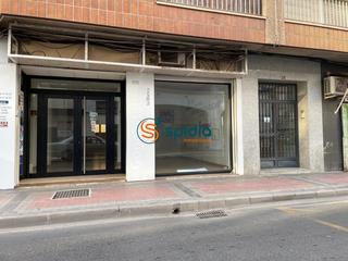 Location Local commercial à Casco Antiguo. Excelente local comercial de 118 m2 en el centro de águilas