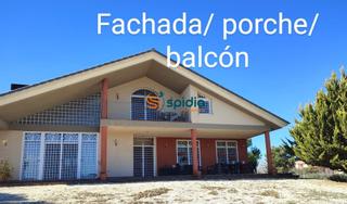 Casale in Marchena. Inversión  precioso chalet con terreno y arboles en el cual se i