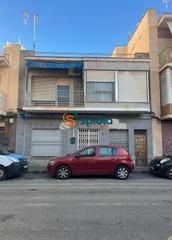 Casa adossada a Casco Antiguo. Casa de dos plantas con accesos independientes desde dos calles