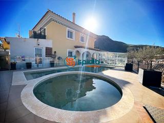 Casa adossada a Calabardina. Chalet con piscina privada con excelentes vistas al mar y a cala