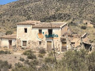 Finca rústica a Tébar - Los Arejos. Terreno rural con dos casas a reformar naturaleza y vistas al ma