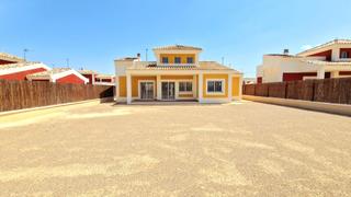 Chalet in Torrecilla. Villa independiente de 4 dormitorios en la urbanización jardines
