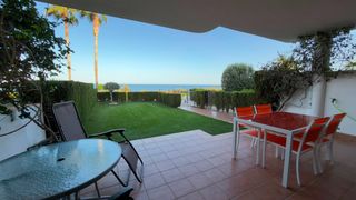 Casa a San Juan de los Terreros. Venta de bungalow de planta baja en primera linea de playa, mar