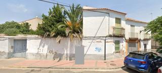 Casa  Calle cervantes. Casa independiente a tres calles