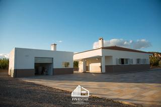 Masia a Montroy. Brand new property with vast plot