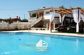 Casa a Montroy. Spacious house with fantastic pool