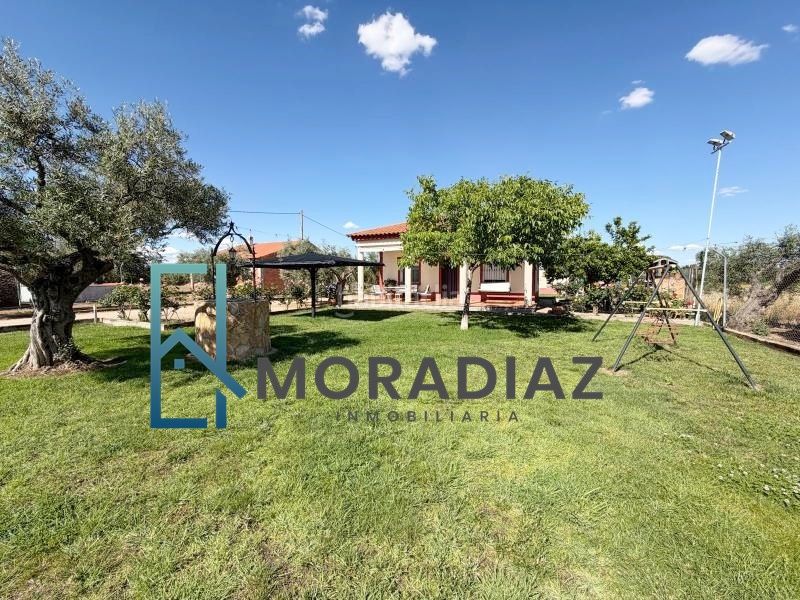 Foto add0b744-1e99-401e-ac18-72130b5be7d0. Xalet amb xemeneia aparcament piscina a Don Benito
