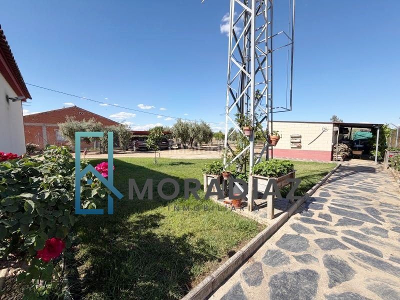 Foto d1032fa9-fbef-4fc9-b780-74010680262b. Xalet amb xemeneia aparcament piscina a Don Benito