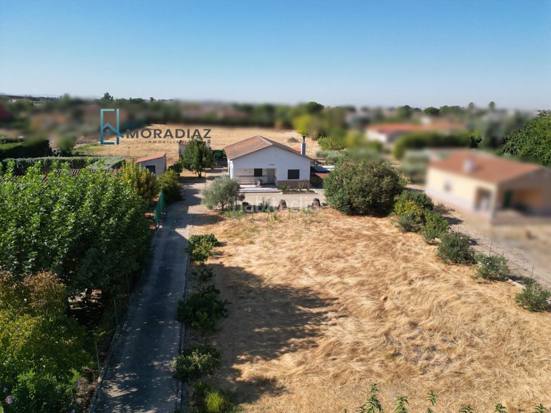 Foto cf6d75f3-84f3-47a5-a7a4-c5e85f348ca3. Chalet venta de chalet en Don Benito