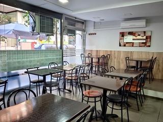Traspàs Local Comercial a Sants. El restaurante en traspaso cuenta con una superficie de 120 m2
