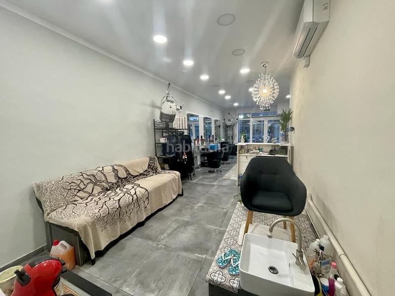 Foto 7551cad5-a9a7-42c7-8bbd-33b0cfbbd53a. Traspaso local comercial traspaso peluqueria en poble sec en Barcelona