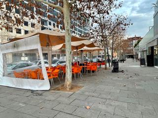 Traspàs Local Comercial  Parlament, del. Traspaso bar esquinero con gran terraza en terrassa