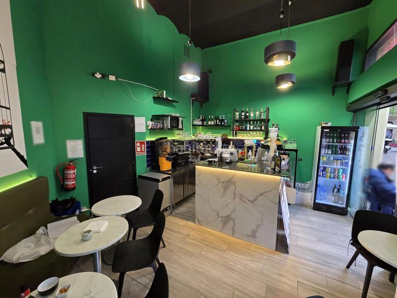 Foto f0f0c7d1-3b55-4aac-a502-f05633de6957. Pas-de-porte local commercial dans Sant Antoni Barcelona