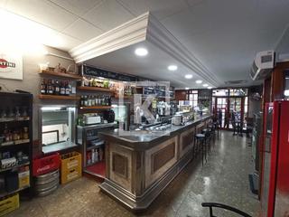 Umzug Geschäftsraum in Raval. Traspaso bar restaurante con gran fachada y terraza en el raval