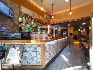 Traspàs Local Comercial a Sagrada Família. Traspaso en zona turística  restaurante equipado con terraza