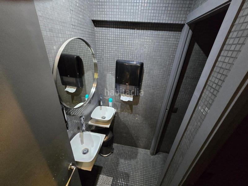 Foto f86de1b3-edec-40e8-a321-b17cb54b4d89. Pas-de-porte local commercial dans Dreta de l´Eixample Barcelona